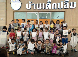 Simple italian pizza with cherry tomatoes